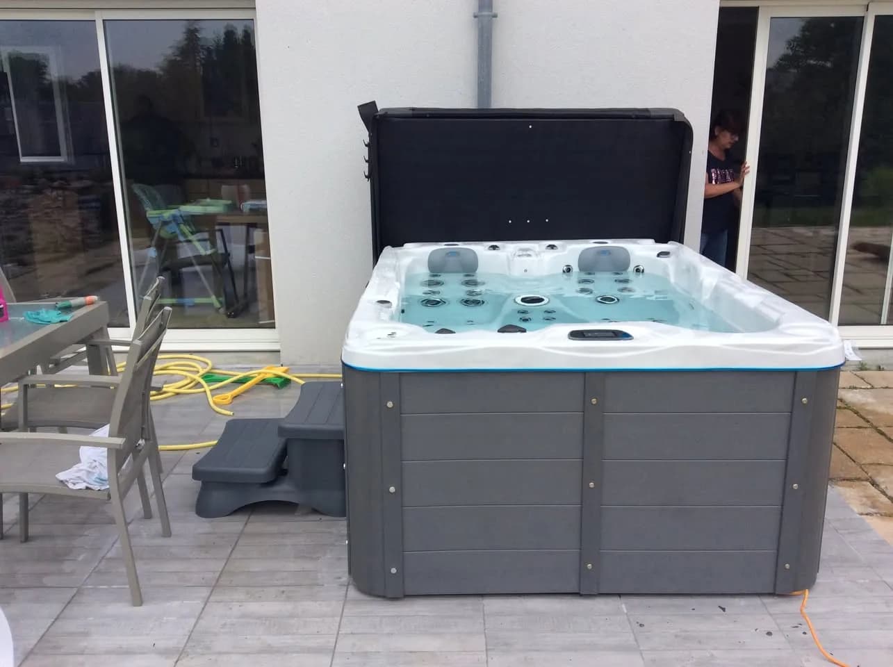 Installation d'un spa Montana à Saint-Lô, sur une terrasse carrelée, lève-couverture