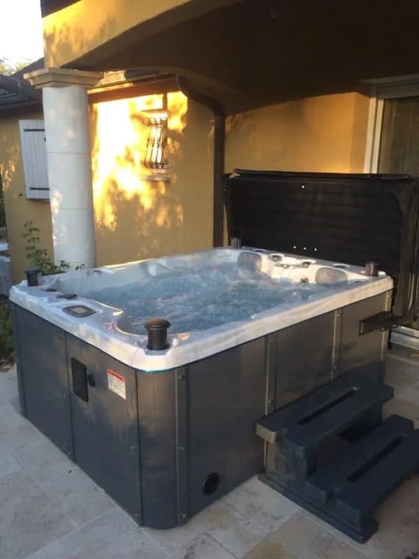 Installation d'un spa Montana à Saint-Maurice-de-Gourdans, autre vue du chantier