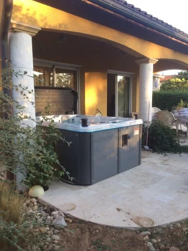 Installation d'un spa Montana à Saint-Maurice-de-Gourdans, autre vue du chantier