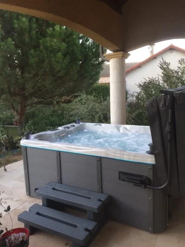 Installation d'un spa Montana à Saint-Maurice-de-Gourdans, autre vue du chantier