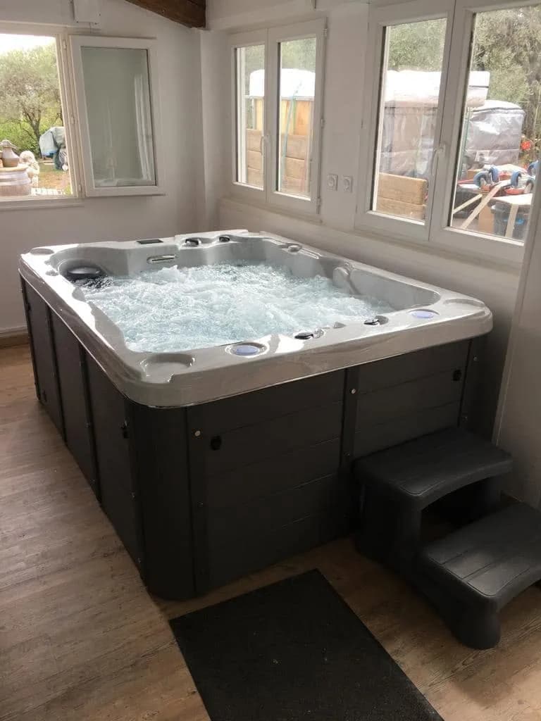 Installation d'un spa Montana à Saint-Maximin-la-Sainte-Baume, dans une véranda, marchepied