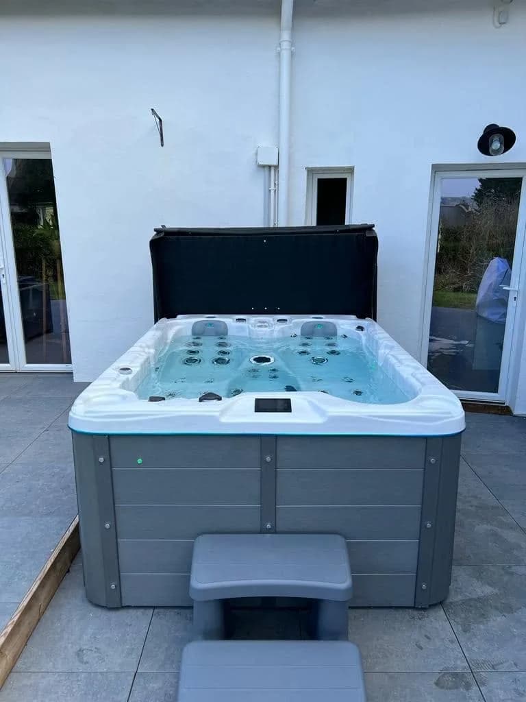 Installation d'un spa Montana à Saint-Nic, autre vue du chantier