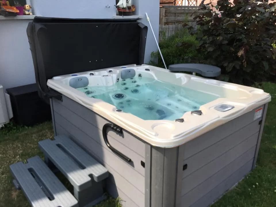 Installation d'un spa Montana à Soultzmatt, dans un jardin, marchepied et barre d'appui