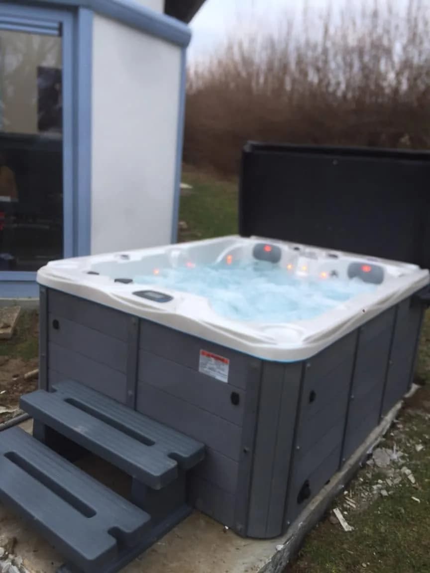 Installation d'un spa Montana à Stetten, sur une dalle en béton au bord du jardin