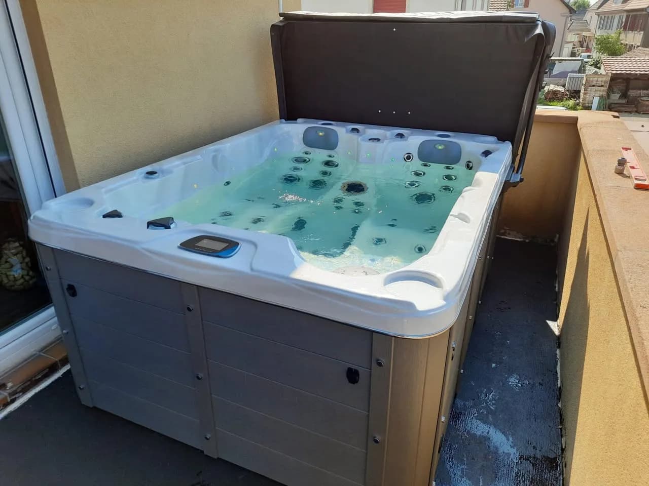 Installation d'un spa Montana à Thann, sur une terrasse près de la maison