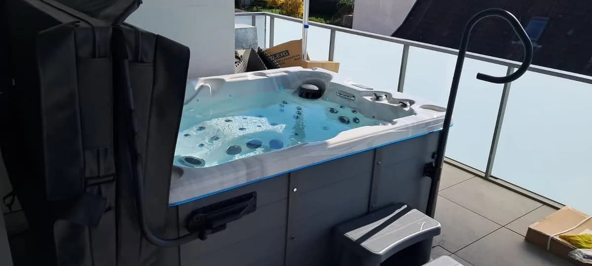 Installation d'un spa Montana à Village-Neuf, autre vue du chantier