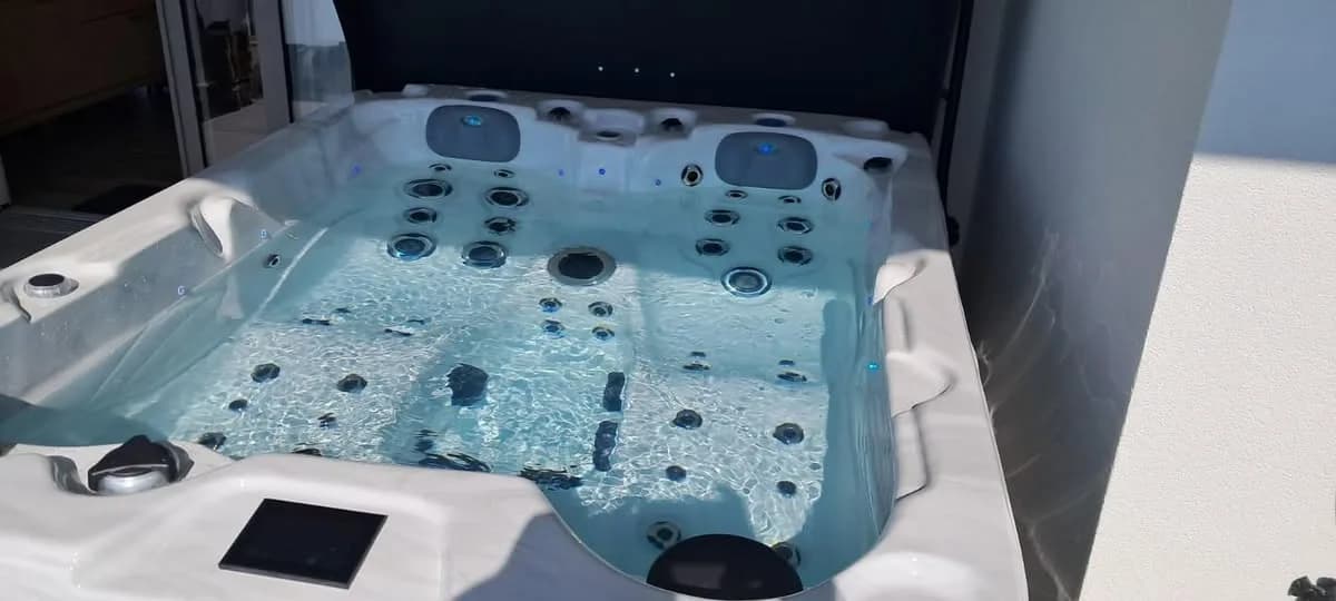 Installation d'un spa Montana à Village-Neuf, autre vue du chantier