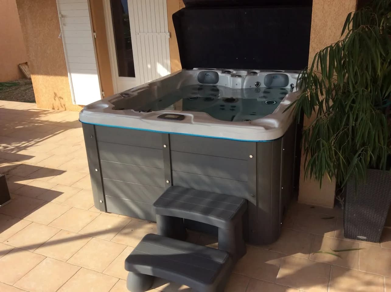Installation d'un spa Montana à Villecroze, sous un auvent, sur une terrasse carrelée