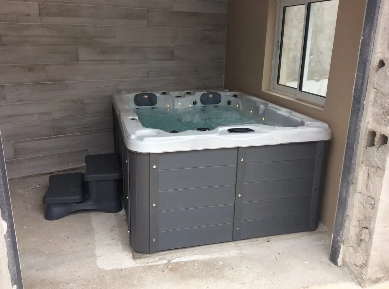 Installation d'un spa Montana à Villemoustaussou, dans une alcôve contre la maison