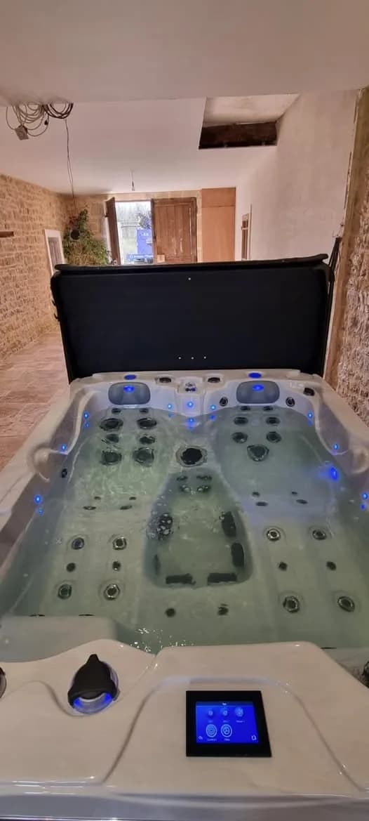 Installation d'un spa Montana à Vy-lès-Lure, en intérieur contre un mur en brique