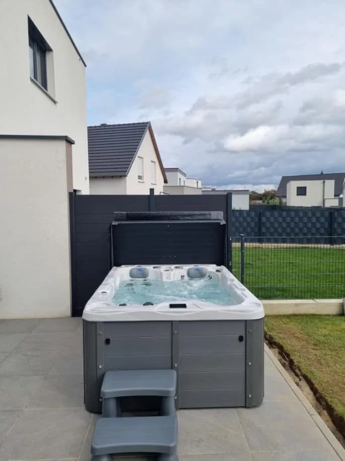 Installation d'un spa Montana à Weyersheim, sur une dalle au fond d'un jardin, marchepied