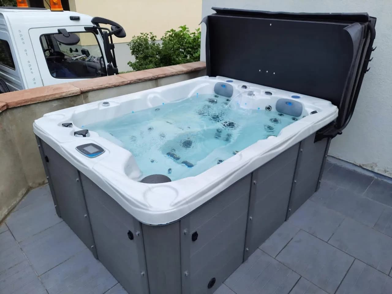 Installation d'un spa Montana à Wintzenheim, sur une terrasse carrelée, lève-couverture