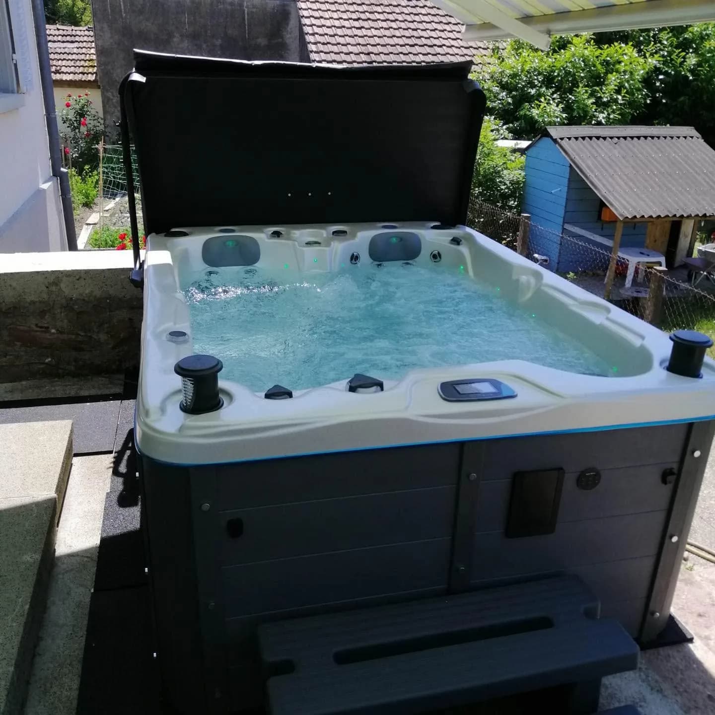 Installation d'un spa Montana à Wittenheim, sur une terrasse, avec lève-couverture