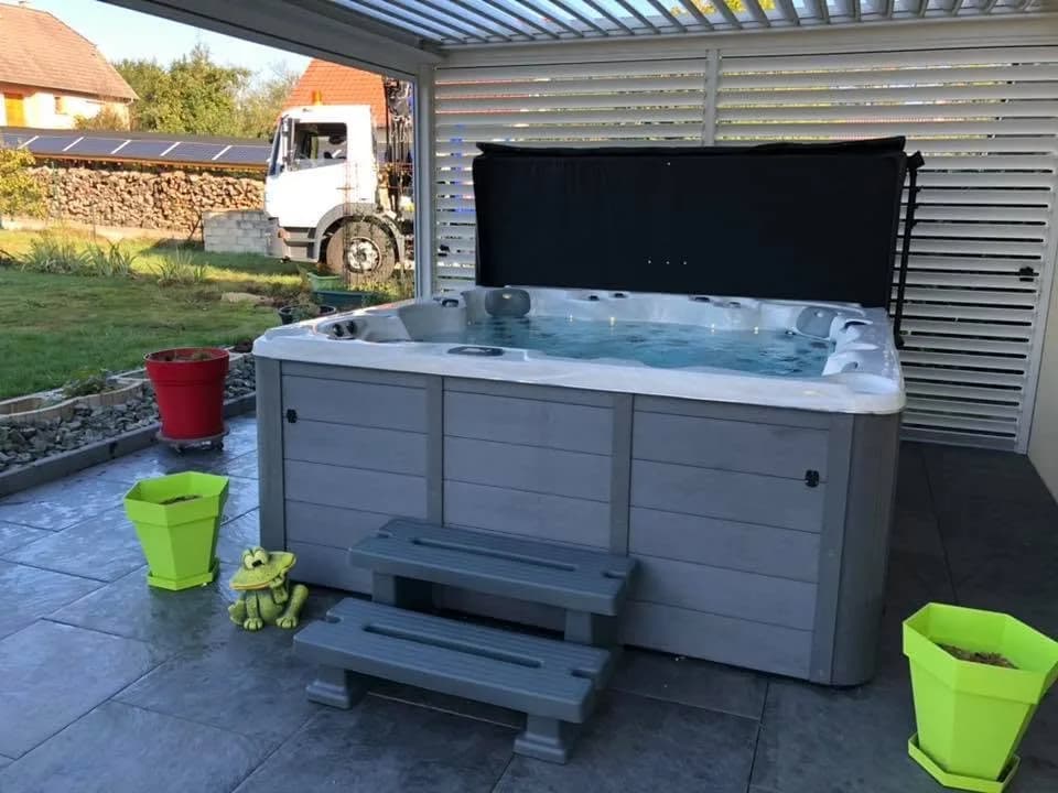 Installation d'un spa Montréal à Angeot, autre vue du chantier