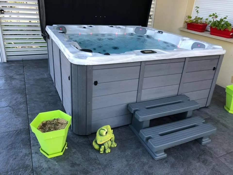 Installation d'un spa Montréal à Angeot, autre vue du chantier