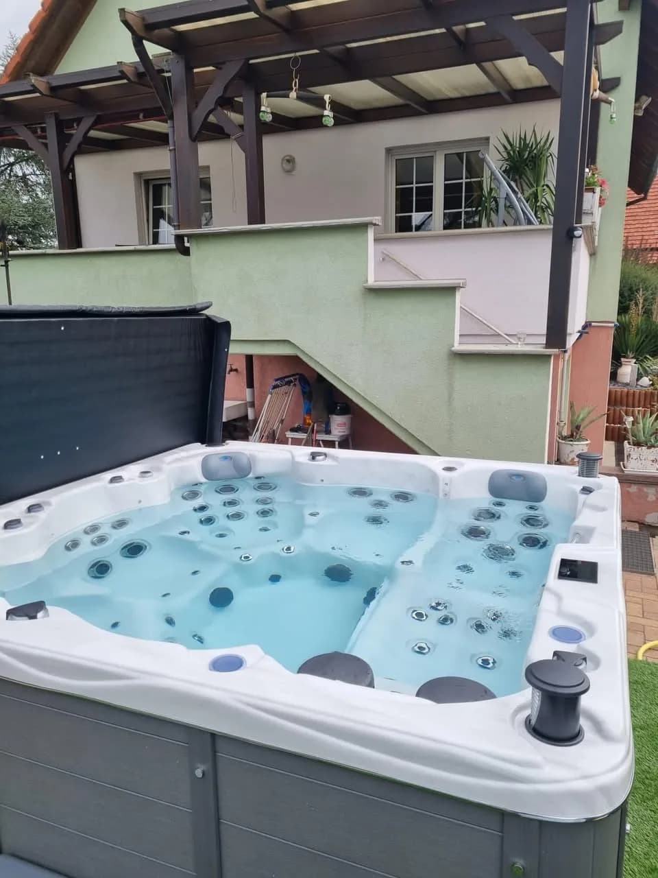 Installation d'un spa Montréal à Auenheim, sur des pavés sous une pergola