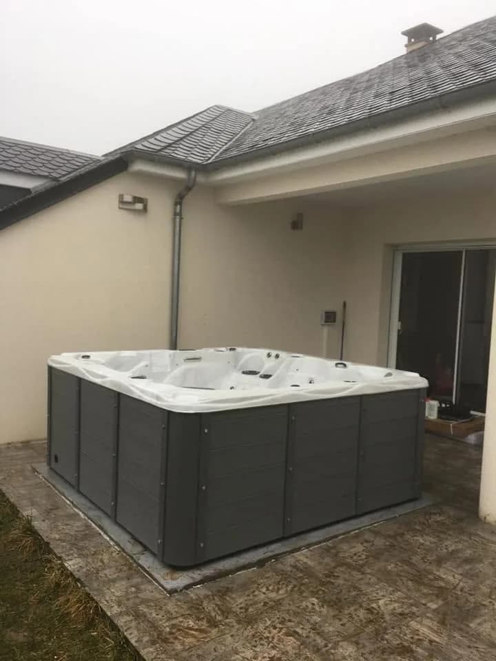 Installation d'un spa Montréal à Baraqueville, sur une dalle contre la maison