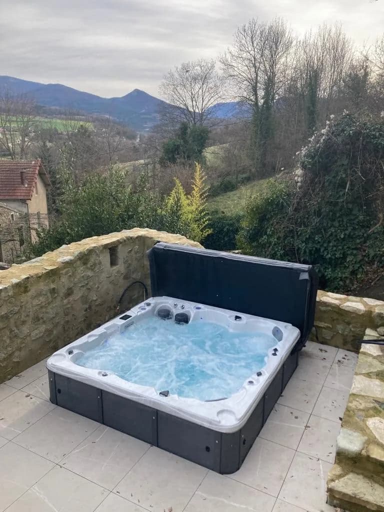 Installation d'un spa Montréal à Bourdeaux, sur une terrasse en pierre face aux montagnes