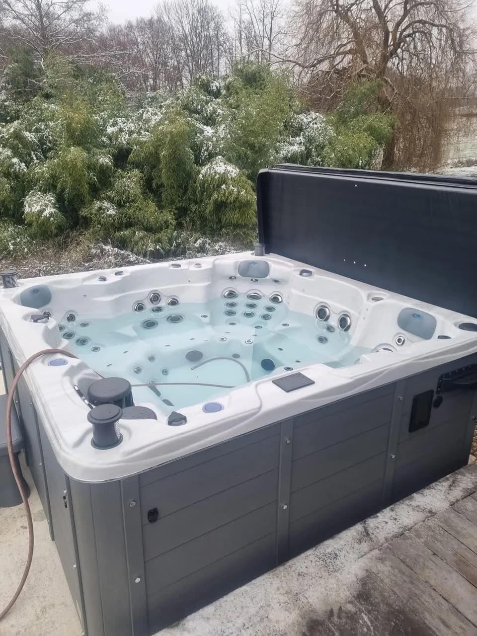 Installation d'un spa Montréal à Bretten, dans un jardin enneigé