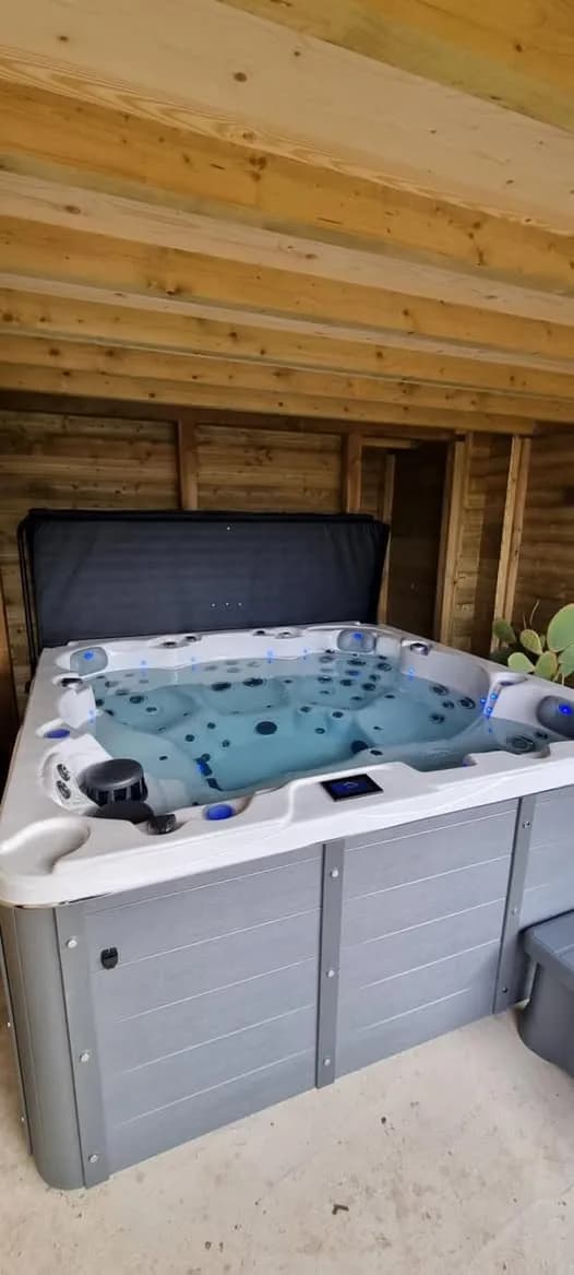 Installation d'un spa Montréal à Duttlenheim, sous un abri en bois