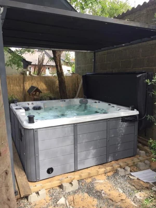 Installation d'un spa Montréal en Maine-et-Loire, sous un abri dans le jardin