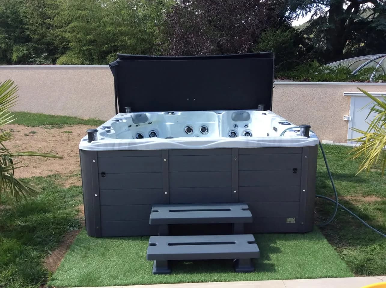 Installation d'un spa Montréal Full option à Aurec-sur-Loire, autre vue du chantier