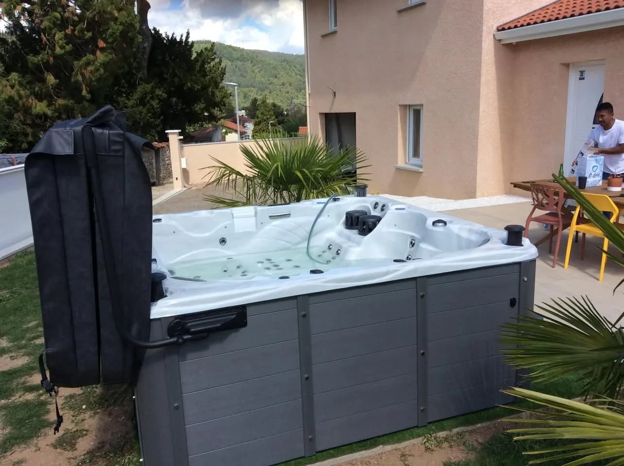 Installation d'un spa Montréal Full option à Aurec-sur-Loire, autre vue du chantier