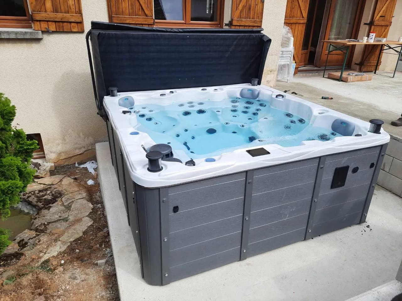 Installation d'un spa Montréal Full option à Bavans, sur une dalle béton, lève-couverture