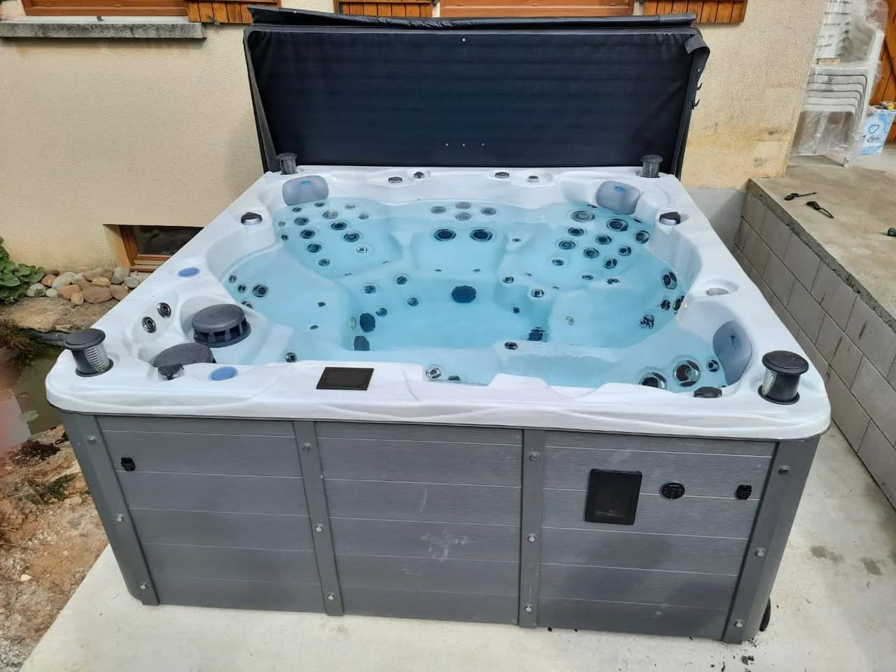 Installation d'un spa Montréal Full option à Bavans, autre vue du chantier