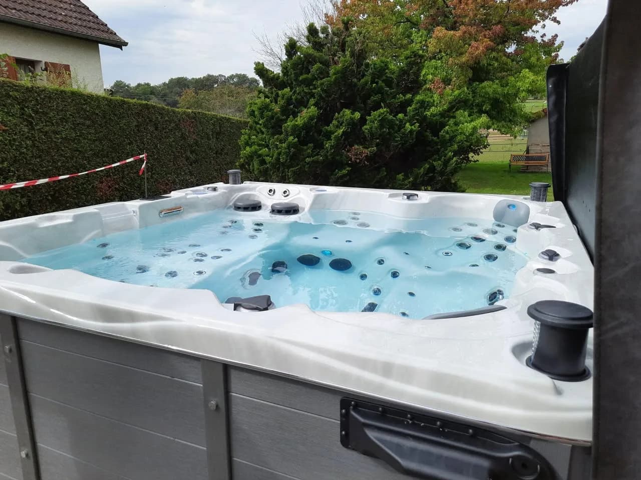 Installation d'un spa Montréal Full option à Bavans, autre vue du chantier
