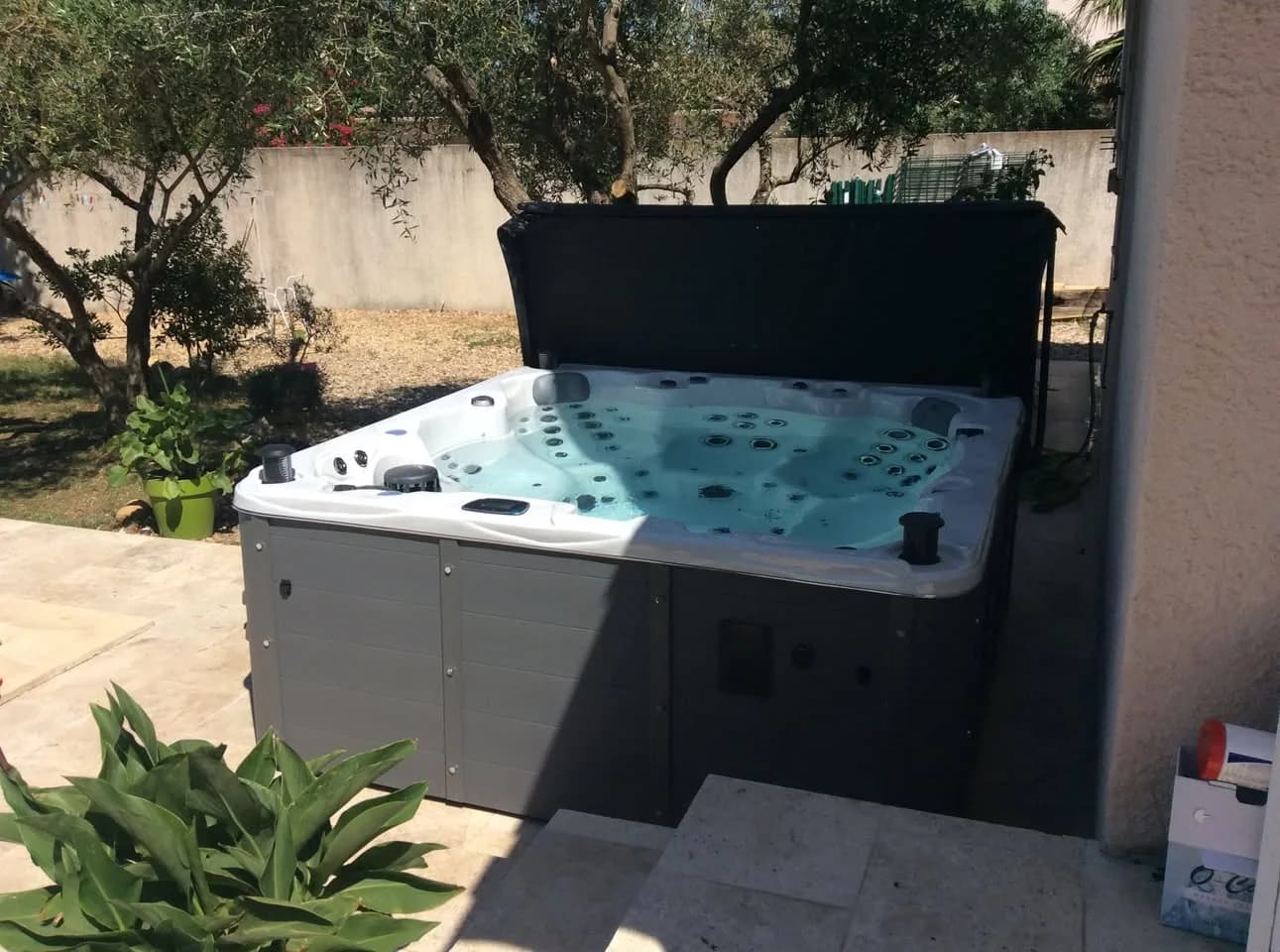 Installation d'un spa Montréal Full option à Beauvoisin, sur un dallage au bord de la piscine
