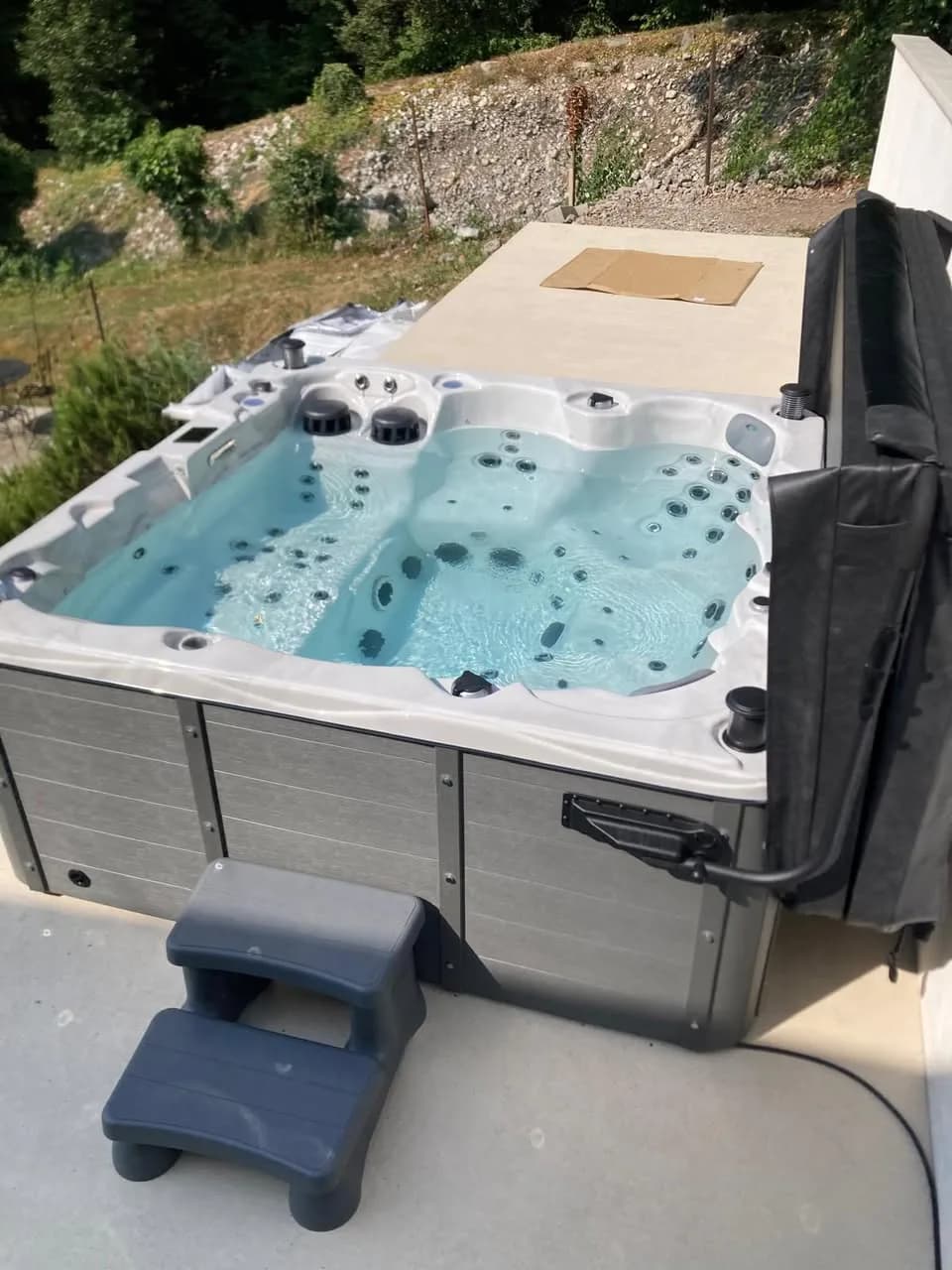 Installation d'un spa Montréal Full option à Bivier, sur une dalle, avec marchepied