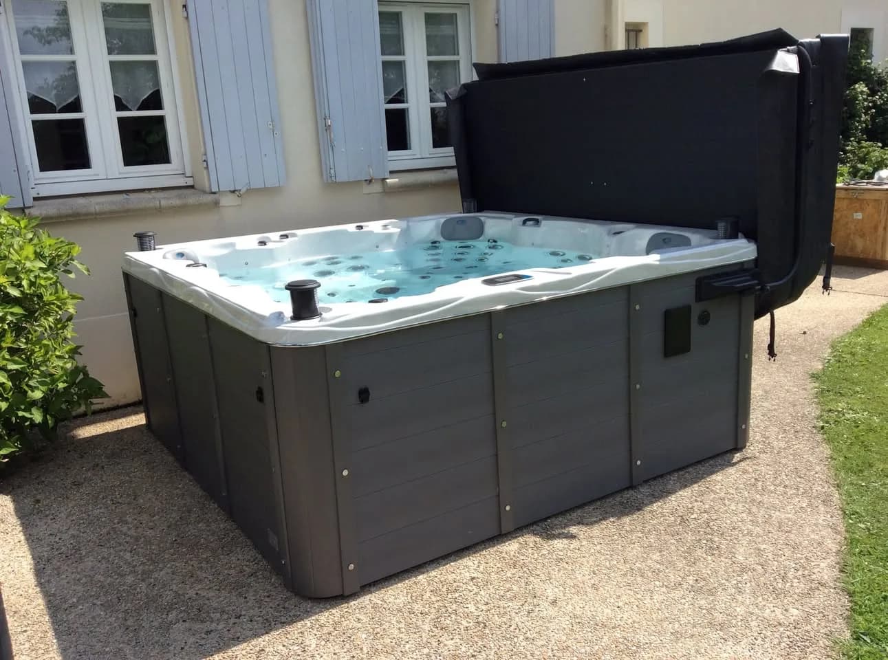 Installation d'un spa Montréal Full option à Bullion, sur une allée gravillonnée devant la maison