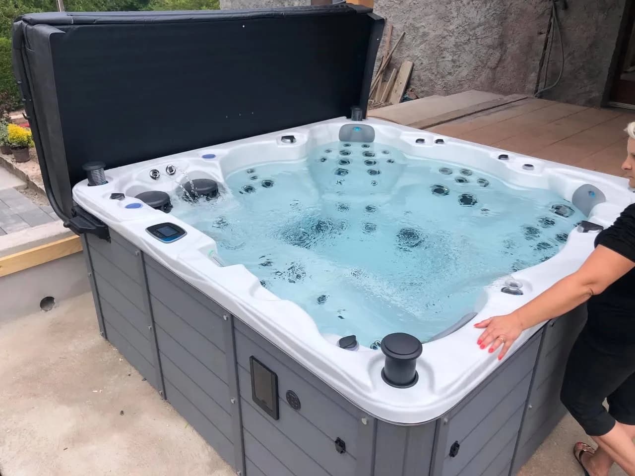Installation d'un spa Montréal Full option en Haute-Saône, sur une dalle en béton, lève-couverture