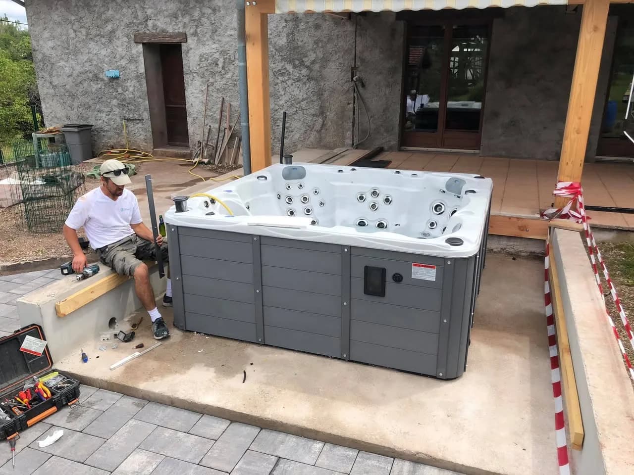 Installation d'un spa Montréal Full option en Haute-Saône, autre vue du chantier