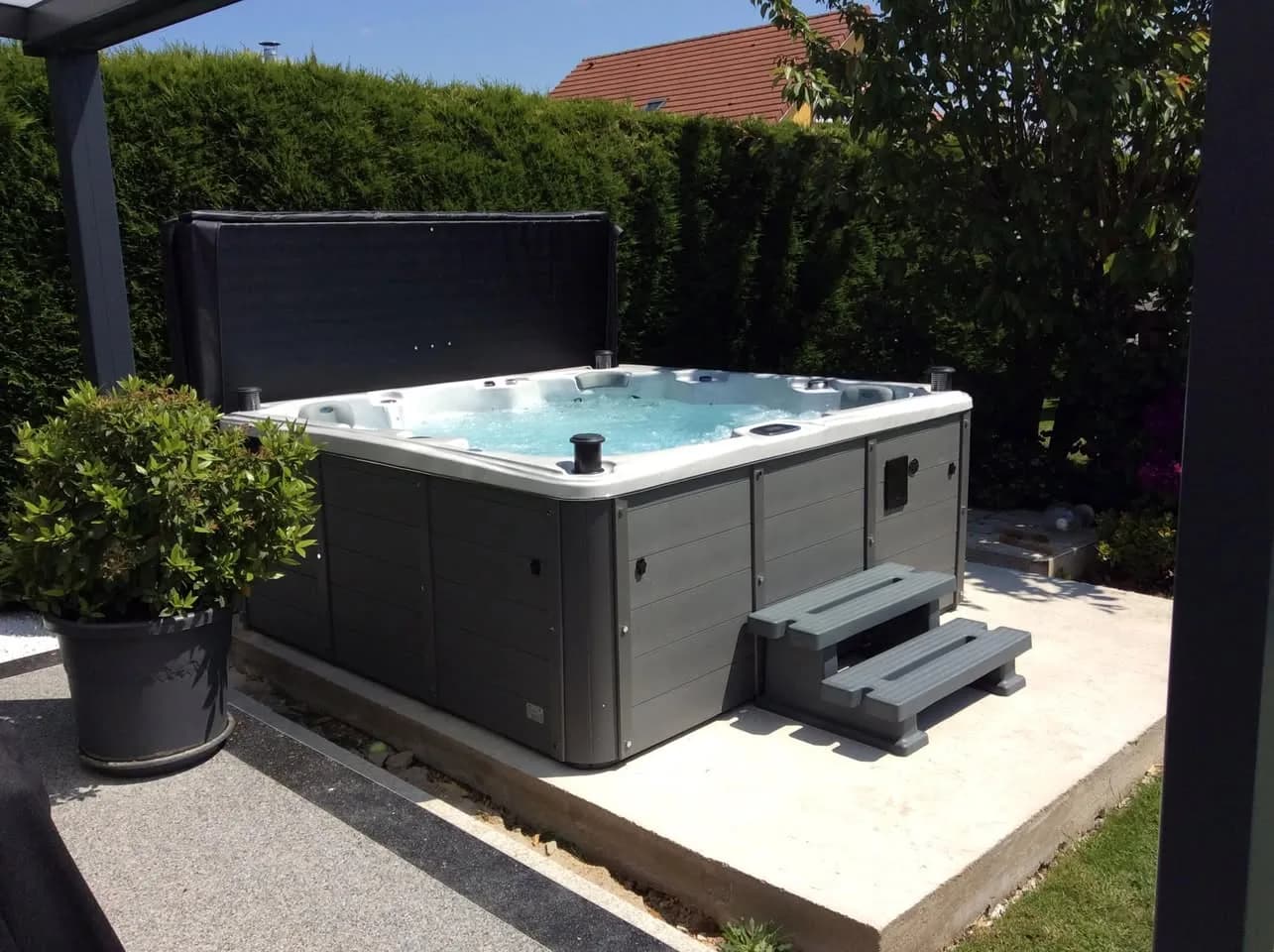 Installation d'un spa Montréal Full option en Moselle, sur une dalle, avec marchepied