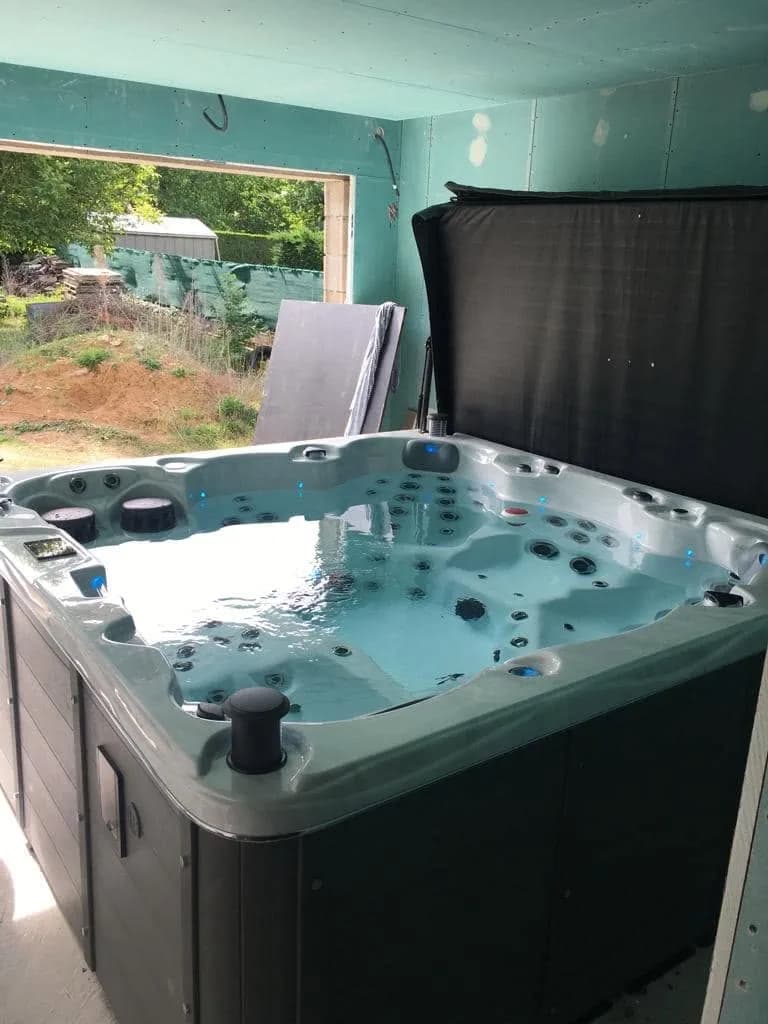 Installation d'un spa Montréal Full option à Germigny-l'Évêque, sous un abri fermé de toiles