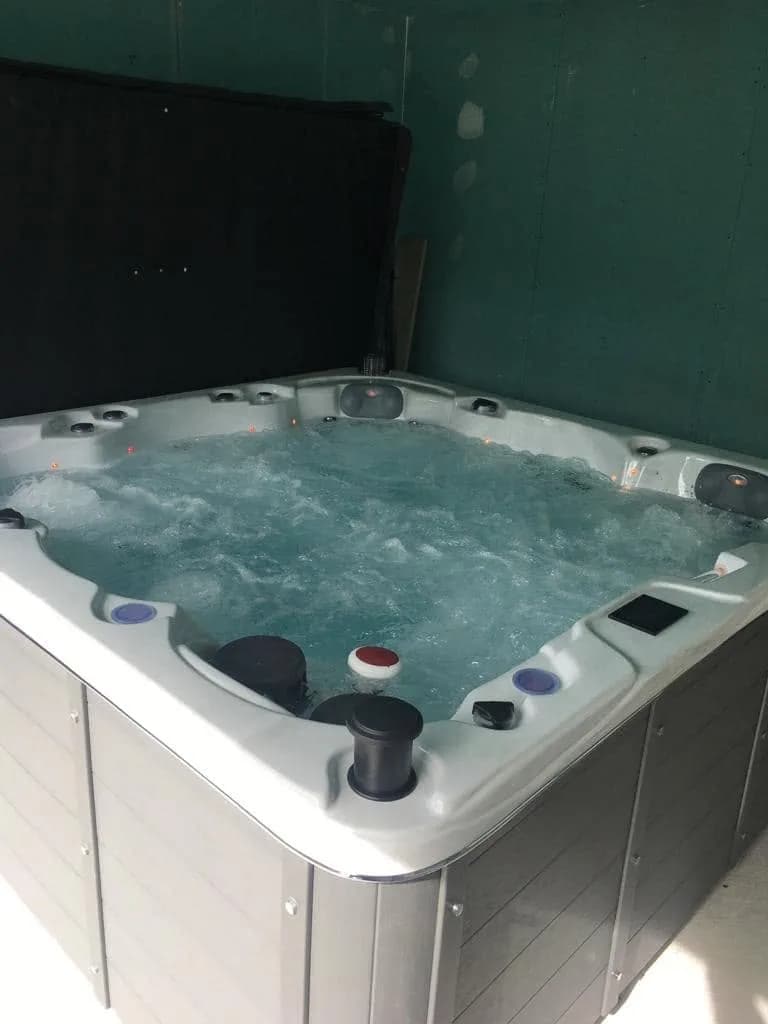 Installation d'un spa Montréal Full option à Germigny-l'Évêque, autre vue du chantier