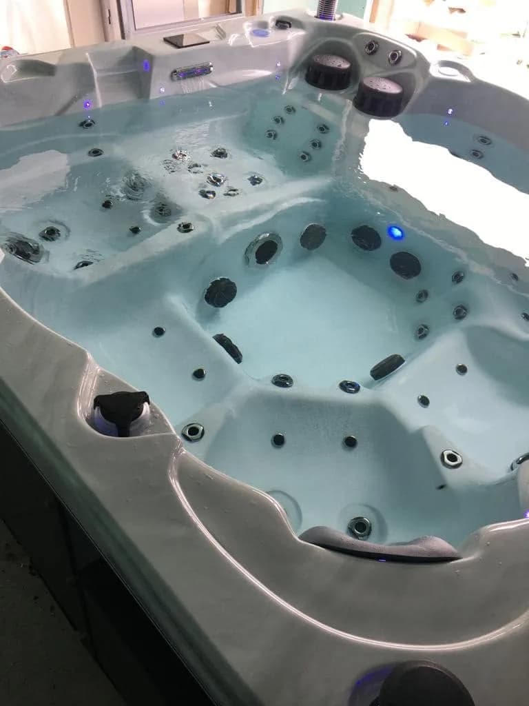 Installation d'un spa Montréal Full option à Germigny-l'Évêque, autre vue du chantier
