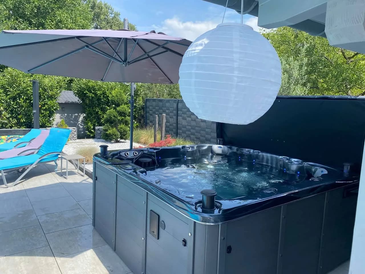 Installation d'un spa Montréal Full option à Herrlisheim, au bord de la piscine, avec lève-couverture