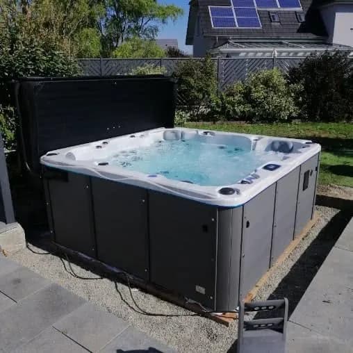Installation d'un spa Montréal Full option à Kembs, dans le jardin, avec lève-couverture