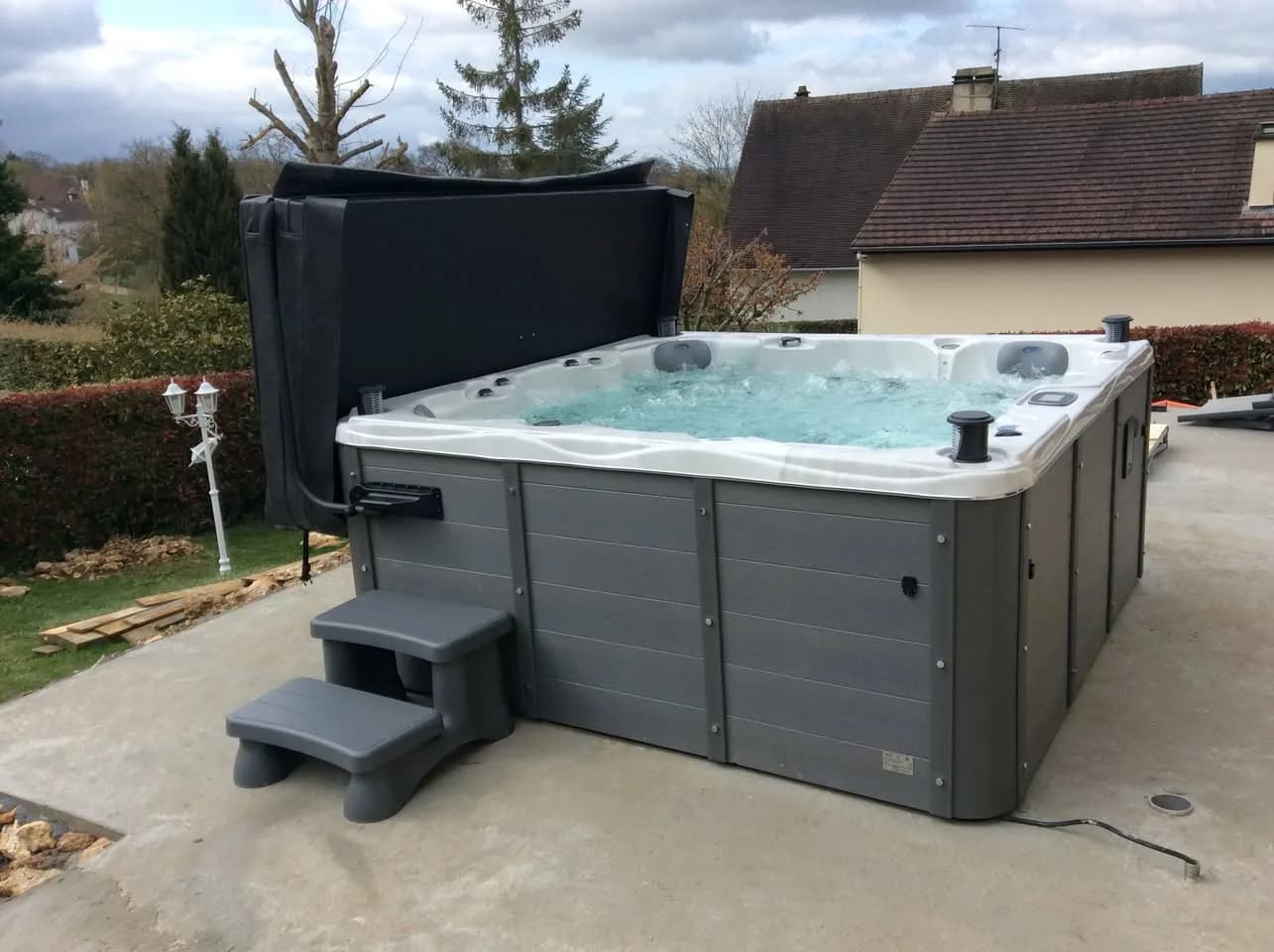 Installation d'un spa Montréal Full option à Maule, sur une dalle en béton, marchepied