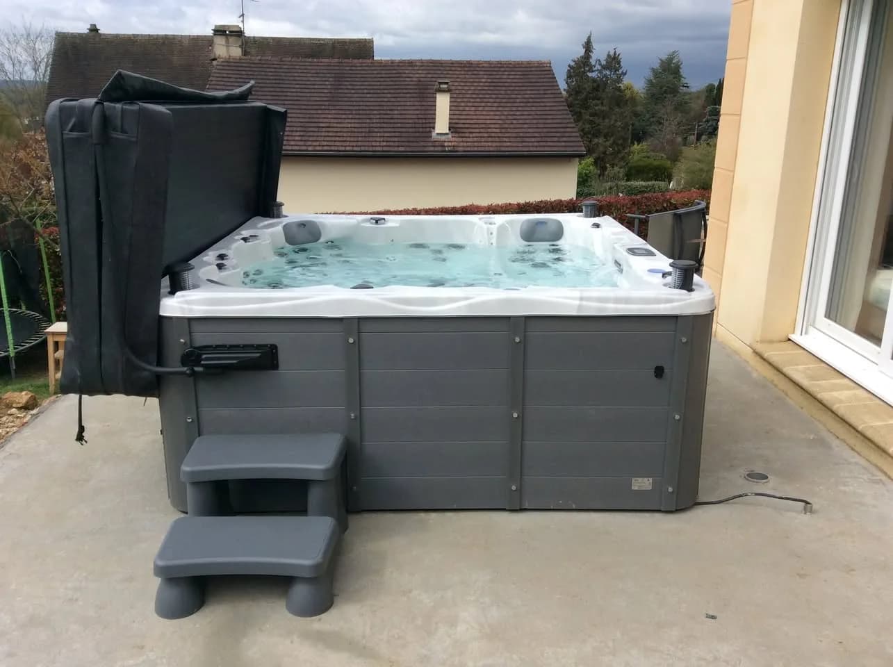 Installation d'un spa Montréal Full option à Maule, autre vue du chantier