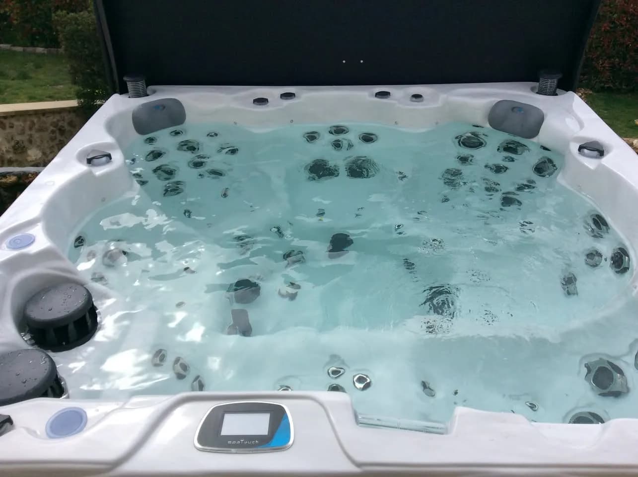 Installation d'un spa Montréal Full option à Maule, autre vue du chantier