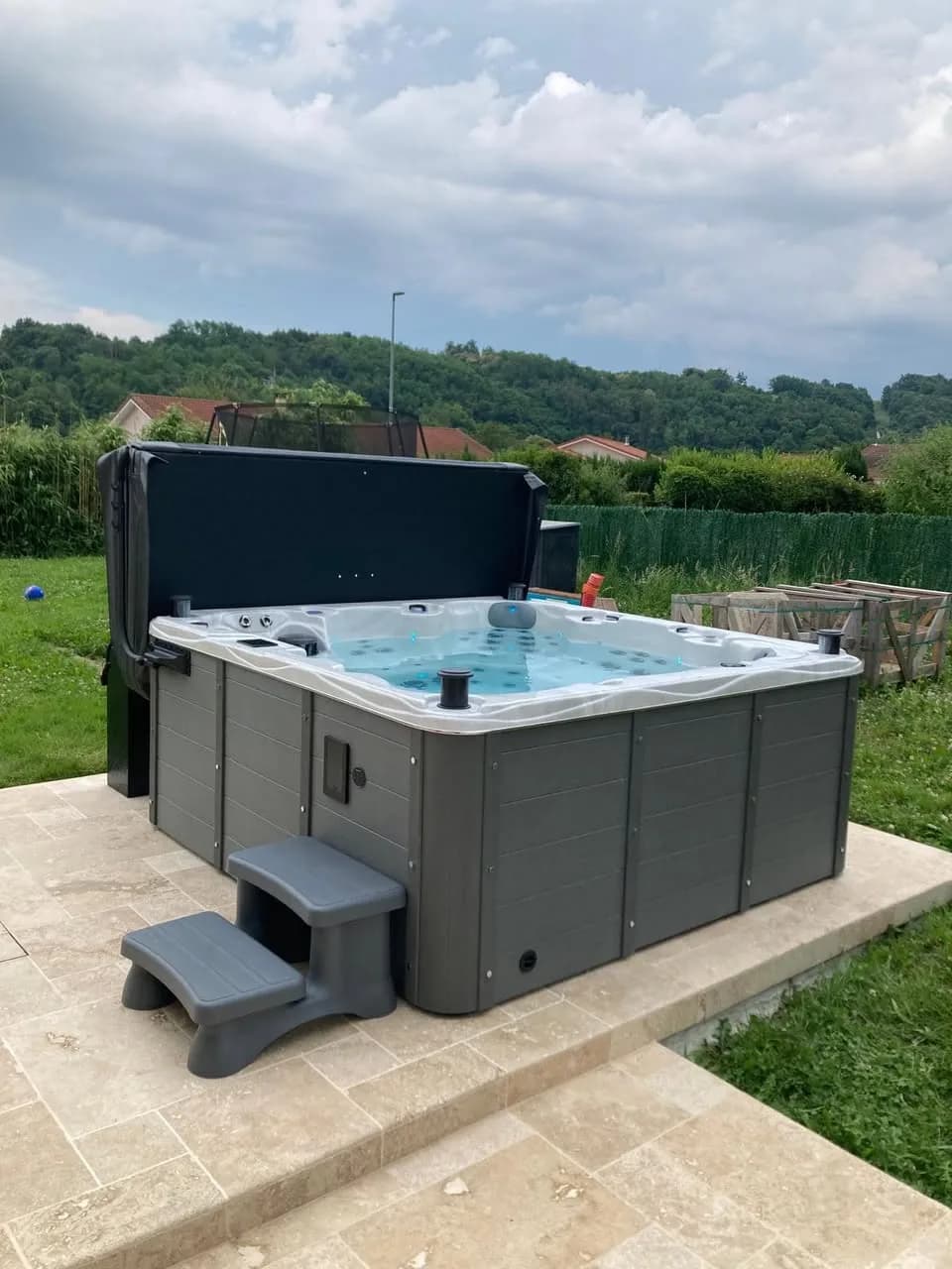 Installation d'un spa Montréal Full option à Meyssiez, sur une dalle face à la campagne