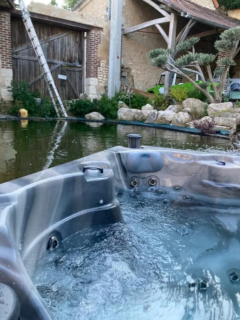 Installation d'un spa Montréal Full option à Naveil, autre vue du chantier