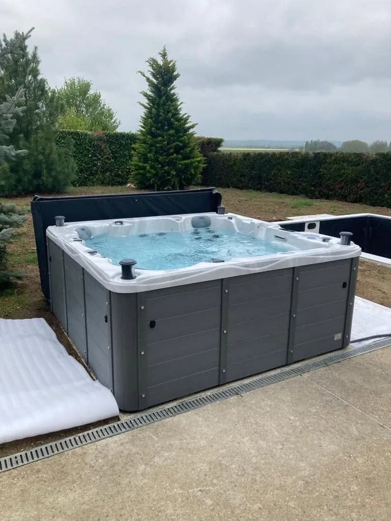 Installation d'un spa Montréal Full option à Neauphle-le-Château, autre vue du chantier