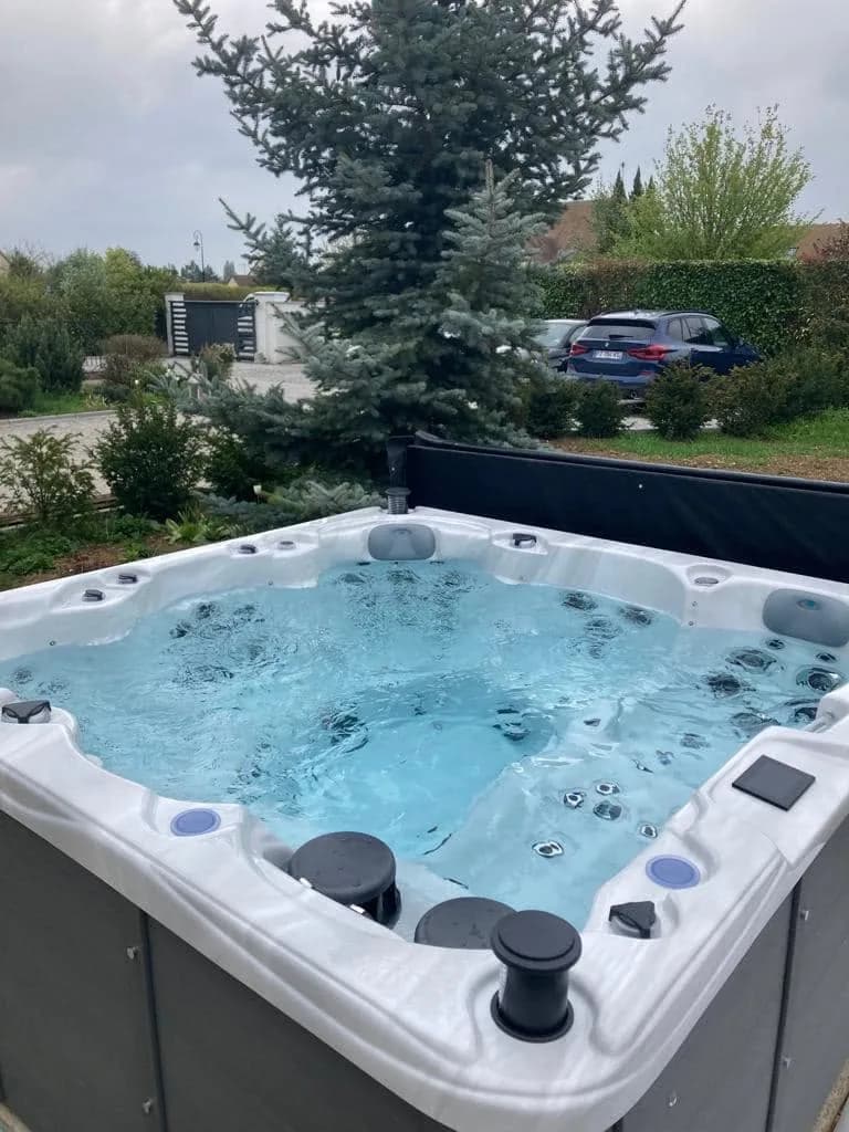 Installation d'un spa Montréal Full option à Neauphle-le-Château, autre vue du chantier