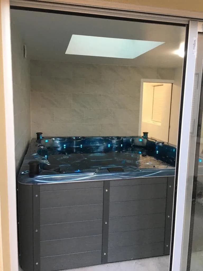 Installation d'un spa Montréal Full option à Osny, en intérieur, cuve bleue