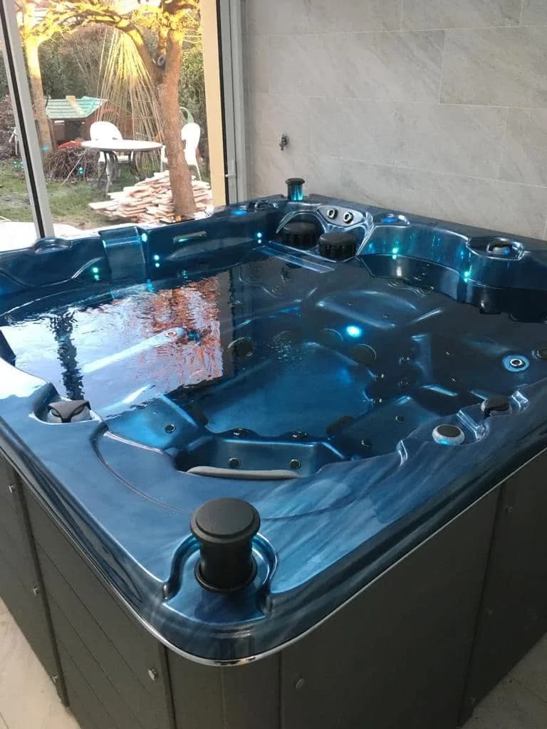Installation d'un spa Montréal Full option à Osny, autre vue du chantier